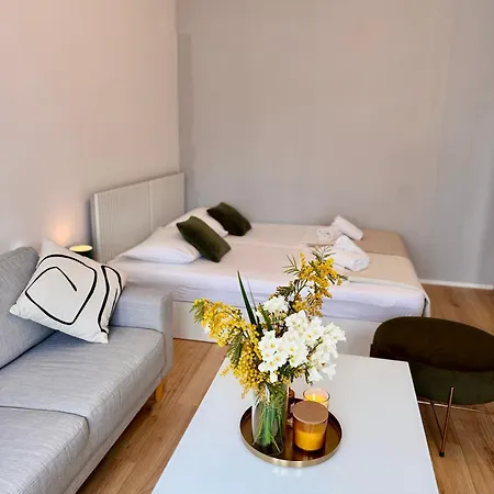 Cozy With Sunny Terrace 아파트 *