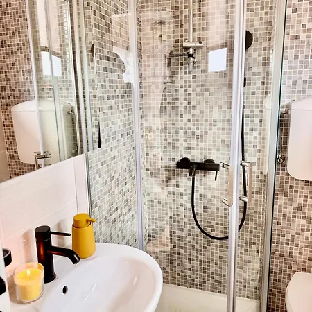 아파트 Cozy With Sunny Terrace