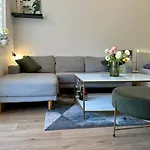 Cozy With Sunny Terrace Apartamento *